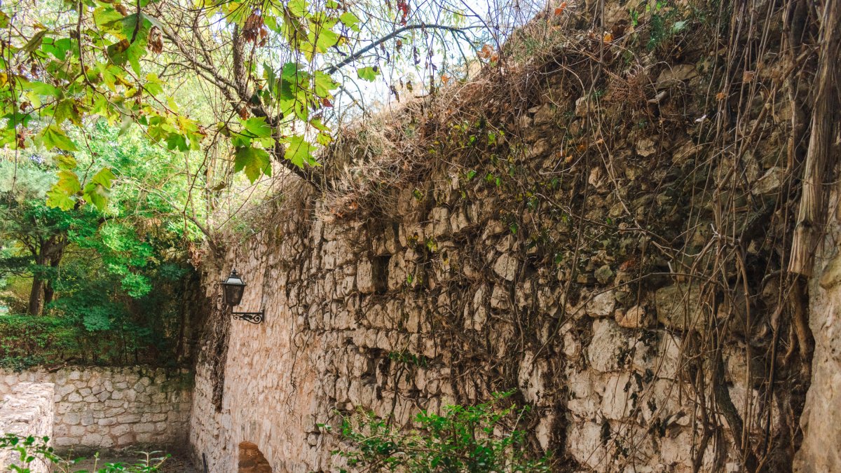 Estado de la cara interior de la muralla en la Puerta de Judería, clausurada desde hace un mes