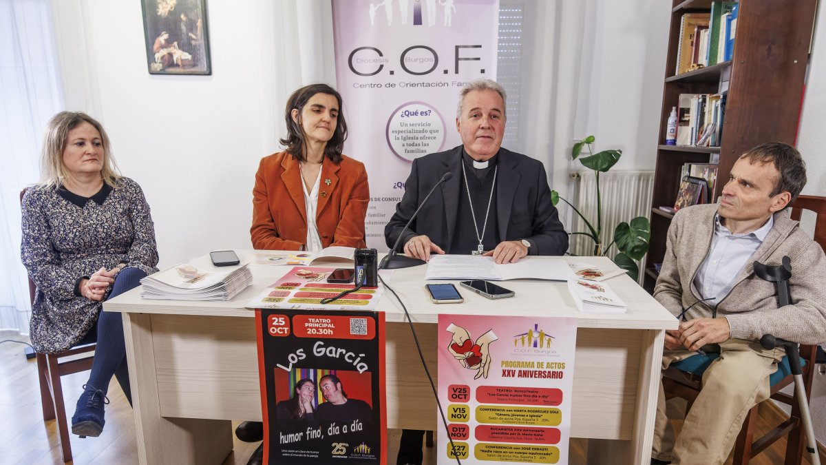 María del Carmen Velasco, Laura Pérez, Mario Iceta y Javier Arribas en el Centro de Orientación Familiar (COF).