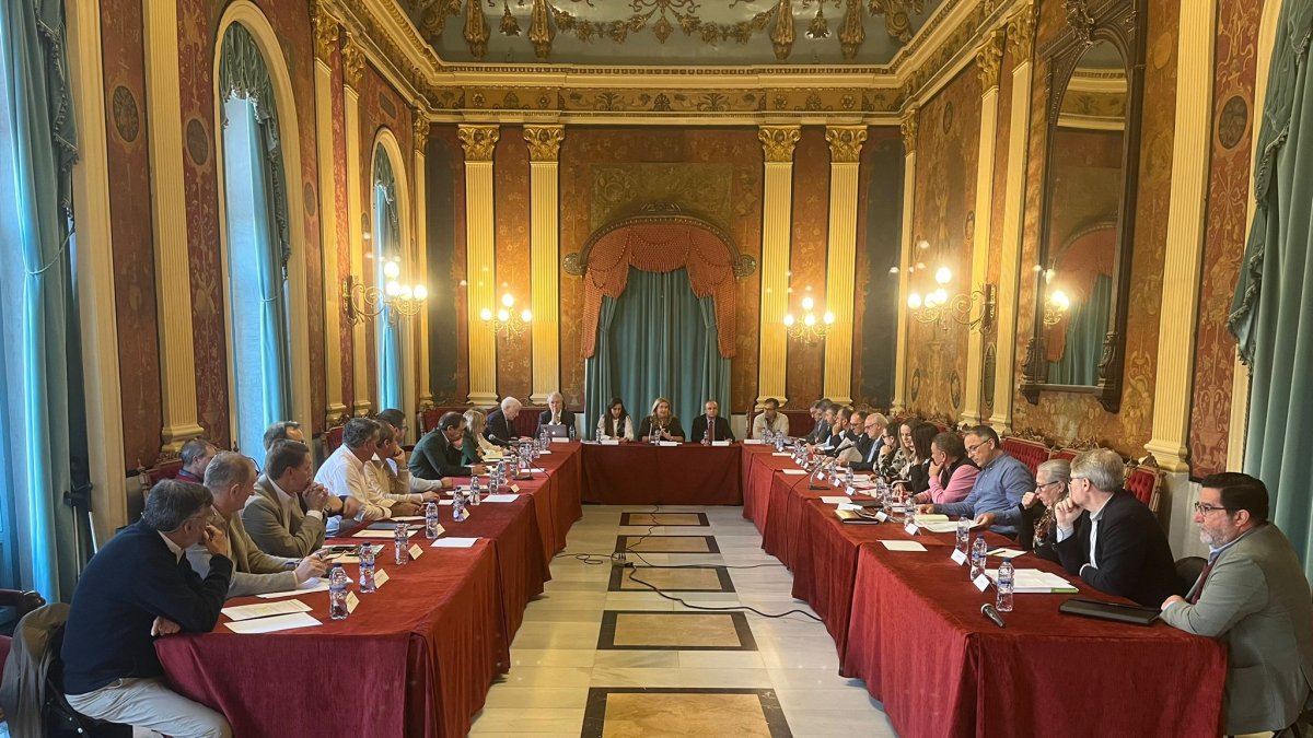 Imagen de la reunión con colectivos empresariales, sociales, educativos y económicos.