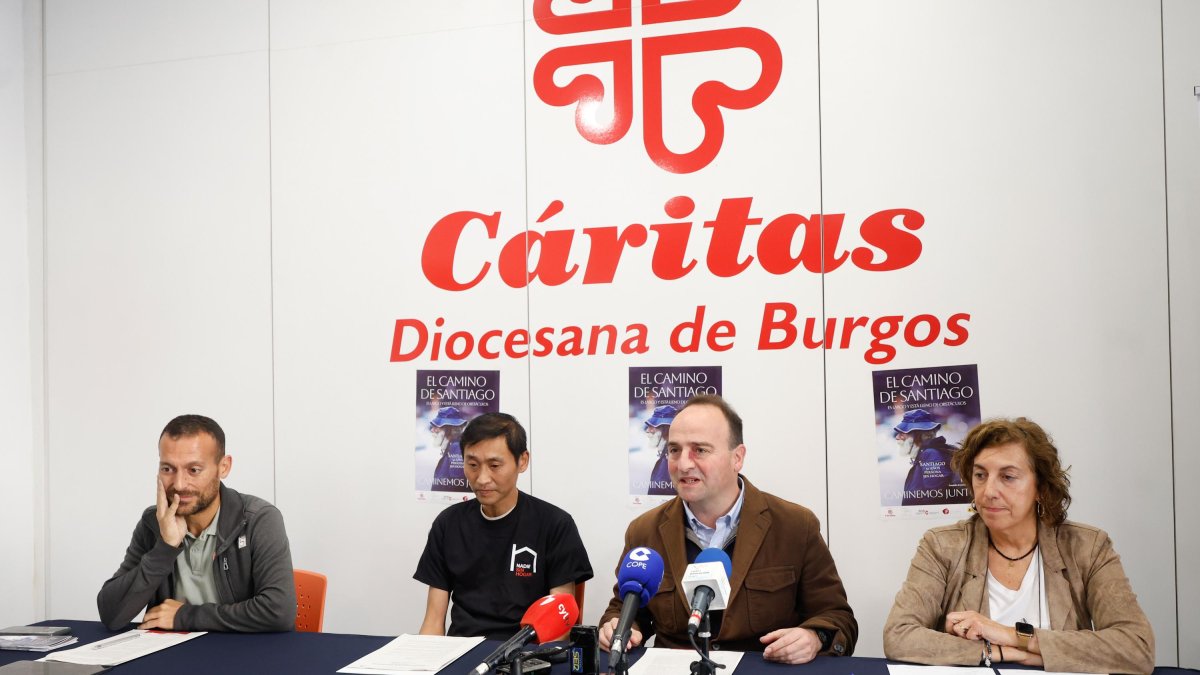 Seon Min, segundo por la izquierda, en la presentación de la Campaña Nadie Sin Hogar 2024 con David Polo, Mario Vivancos, delegado de Cáritas, y Pilar Martínez.