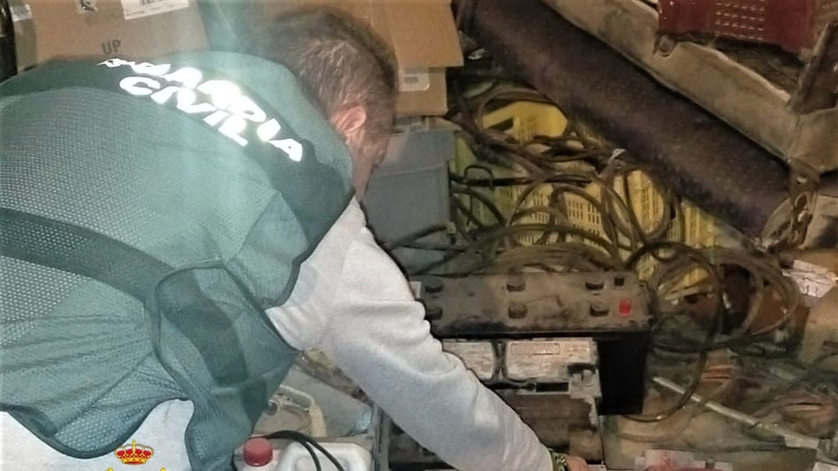 La Guardia Civil esclarece el robo de baterías en una nave agrícola de la Ribera.