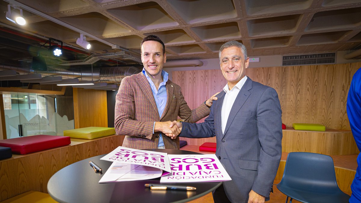 Sancho y Barbero tras rubricar el convenio.