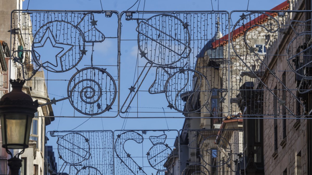 Las luces de Navidad para este 2024 ya son visibles en algunos puntos de la ciudad como la calle Santander.