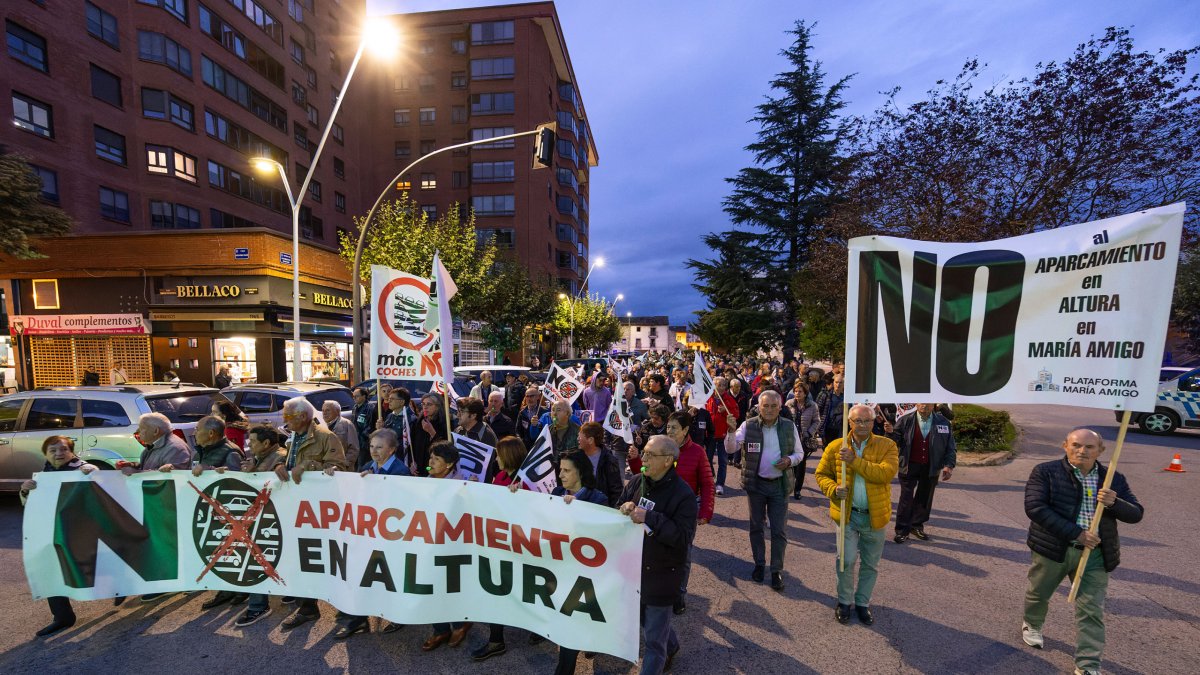 Primera manifestación contra los aparcamientos en altura en Gamonal y la zona sur.