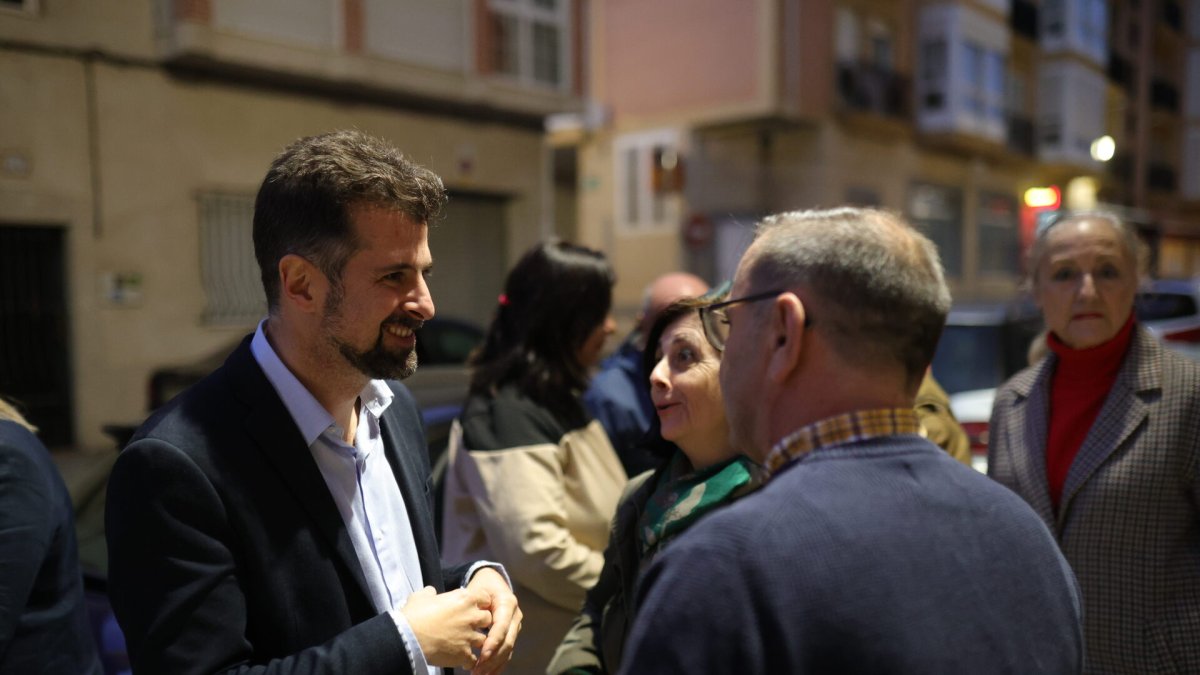 El secretario general del PSOECyL, Luis Tudanca, participa en una asamblea con militantes en Benavente (Zamora).