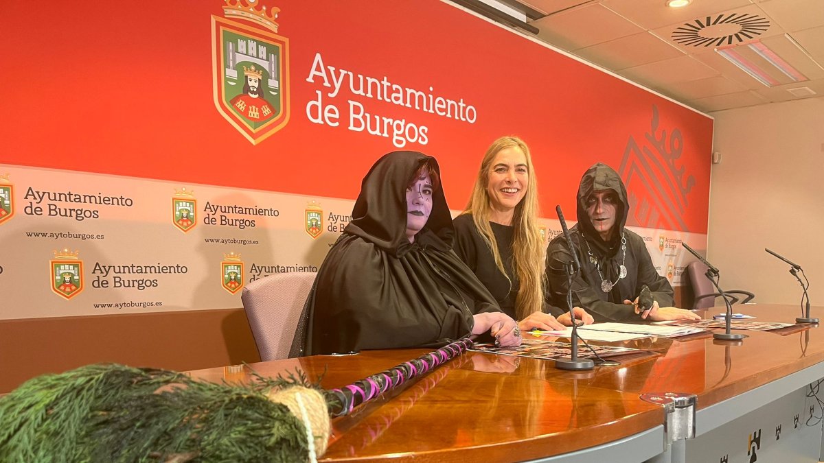 Presentación de Galoween con la concejala de Festejos Carolina Álvarez, en el centro, con Jose Rodíguez y Carolina Ludueña.