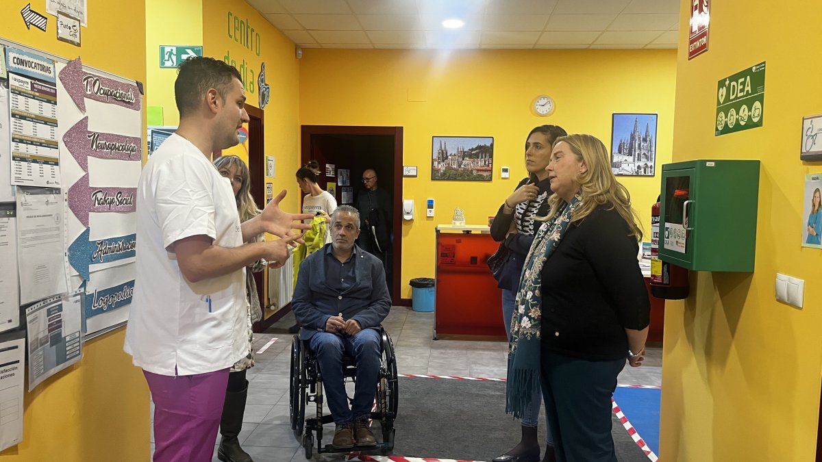 La alcaldesa de Burgos, Cristina Ayala, charla con profesionales del centro de Asaym en la ciudad.