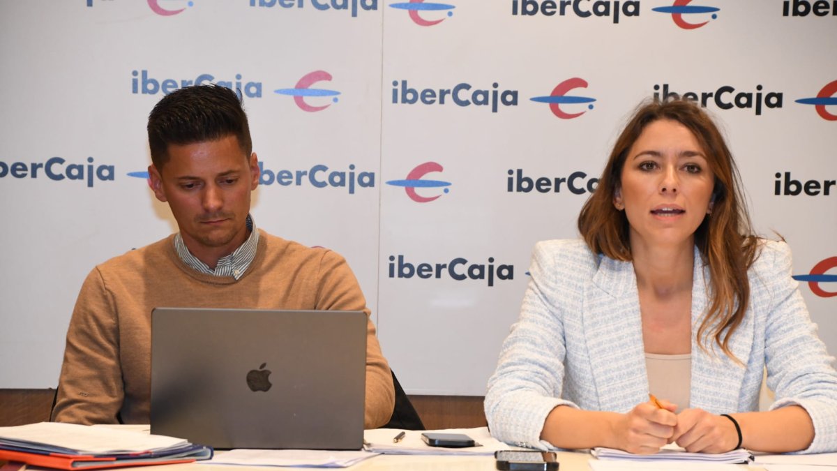 Virginia Martínez junto al secretario de la Arandina, Francisco Galán en la polémica asamblea del día 21 de octubre