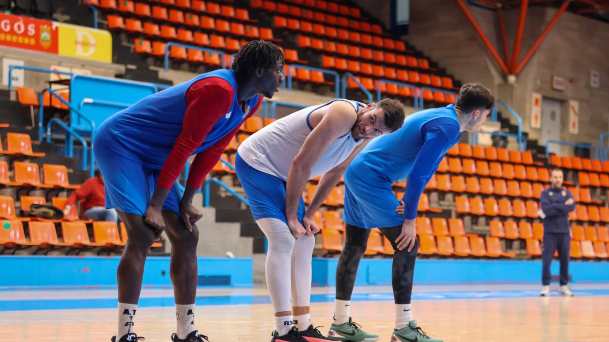 Camps, al fondo, observa uno de los entreamientos de la semana.