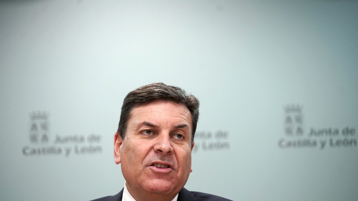 El consejero de Economía y Hacienda y portavoz, Carlos Fernández Carriedo, comparece en rueda de prensa posterior al Consejo de Gobierno.