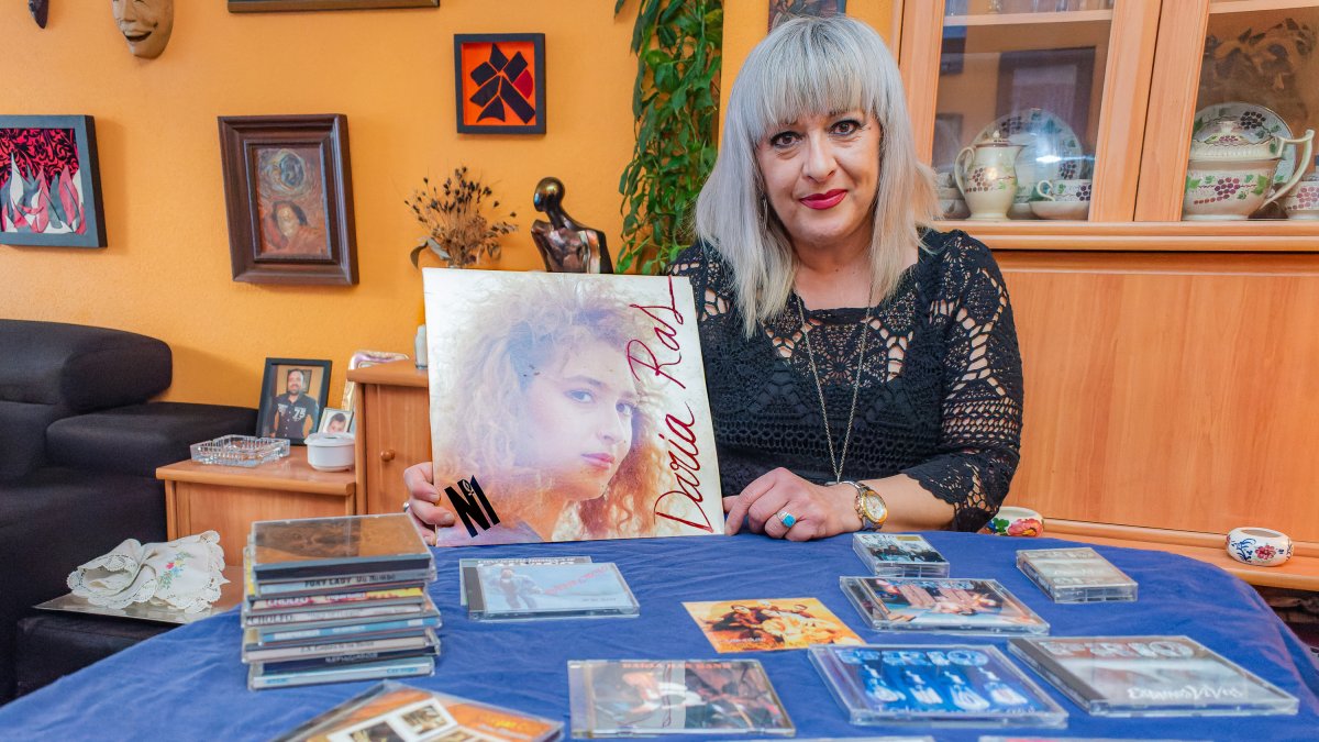 Daría Ras muestra orgullosa toda su discografía.