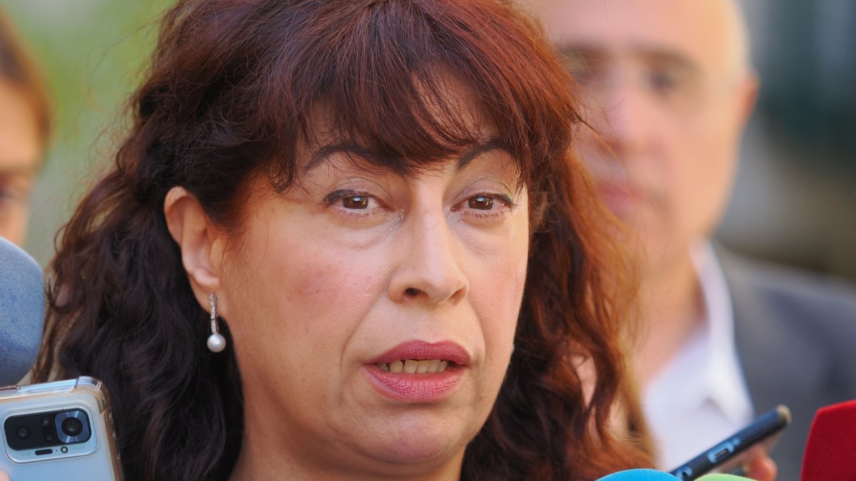 Archivo - Imagen de archivo de la ministra de Igualdad, Ana Redondo, en una atención a medios en la Delegación del Gobierno.