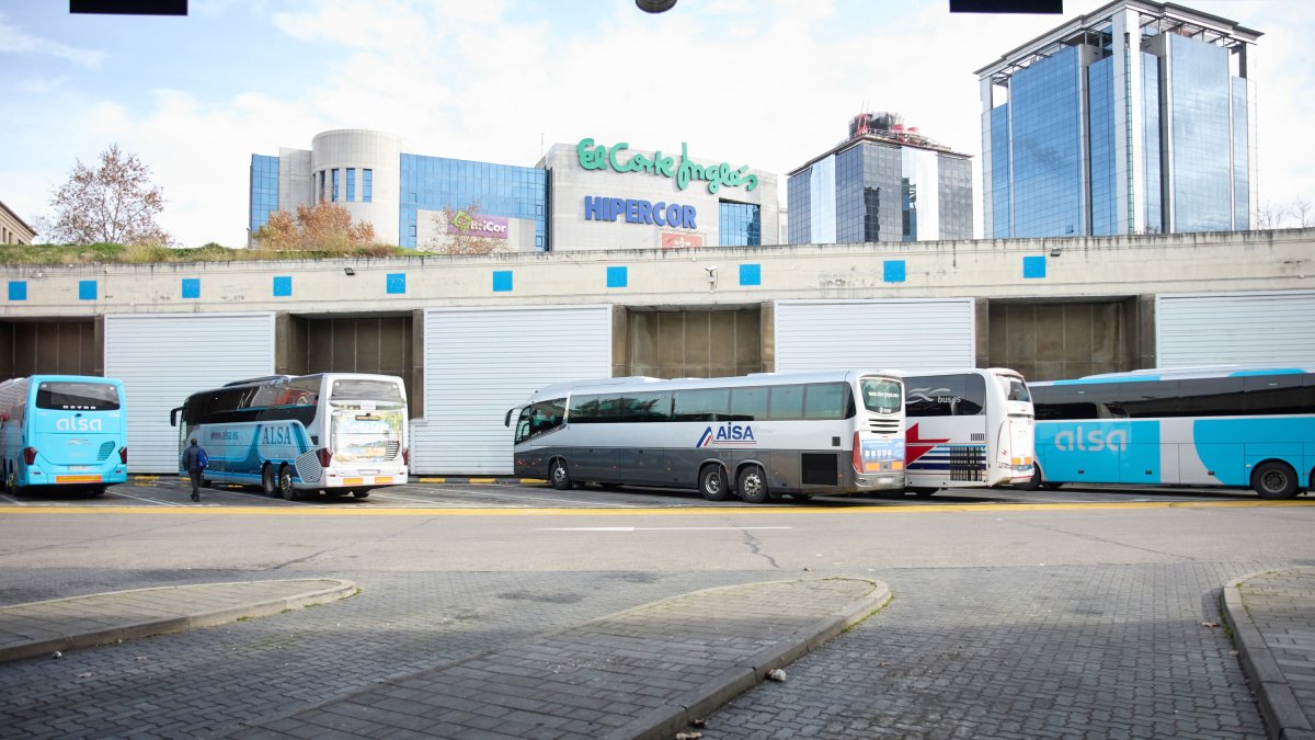 Archivo - Varios autobuses en la estación de autobuses de Méndez Álvaro, a 30 de diciembre de 2022, en Madrid.