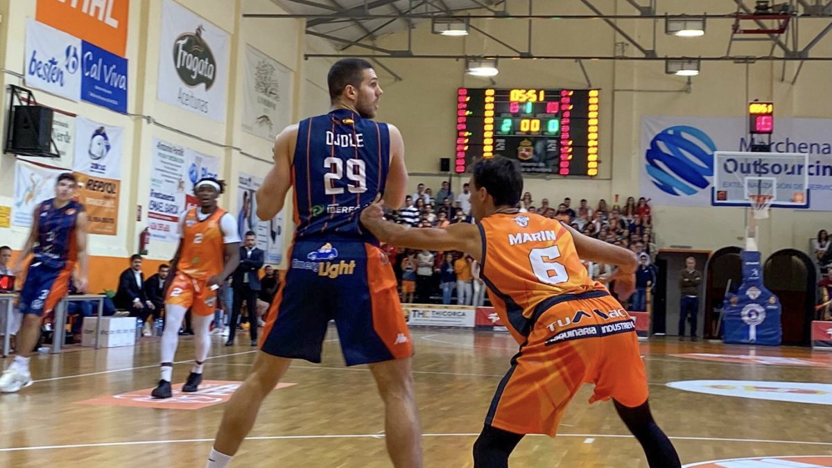 Ramón Vilà, al borde de la pintura en el pabellón de La Alameda de Morón.