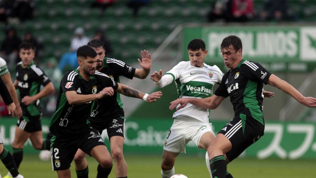 Pobre imagen la del Burgos CF en su visita al estadio Martínez Valero de Eche.