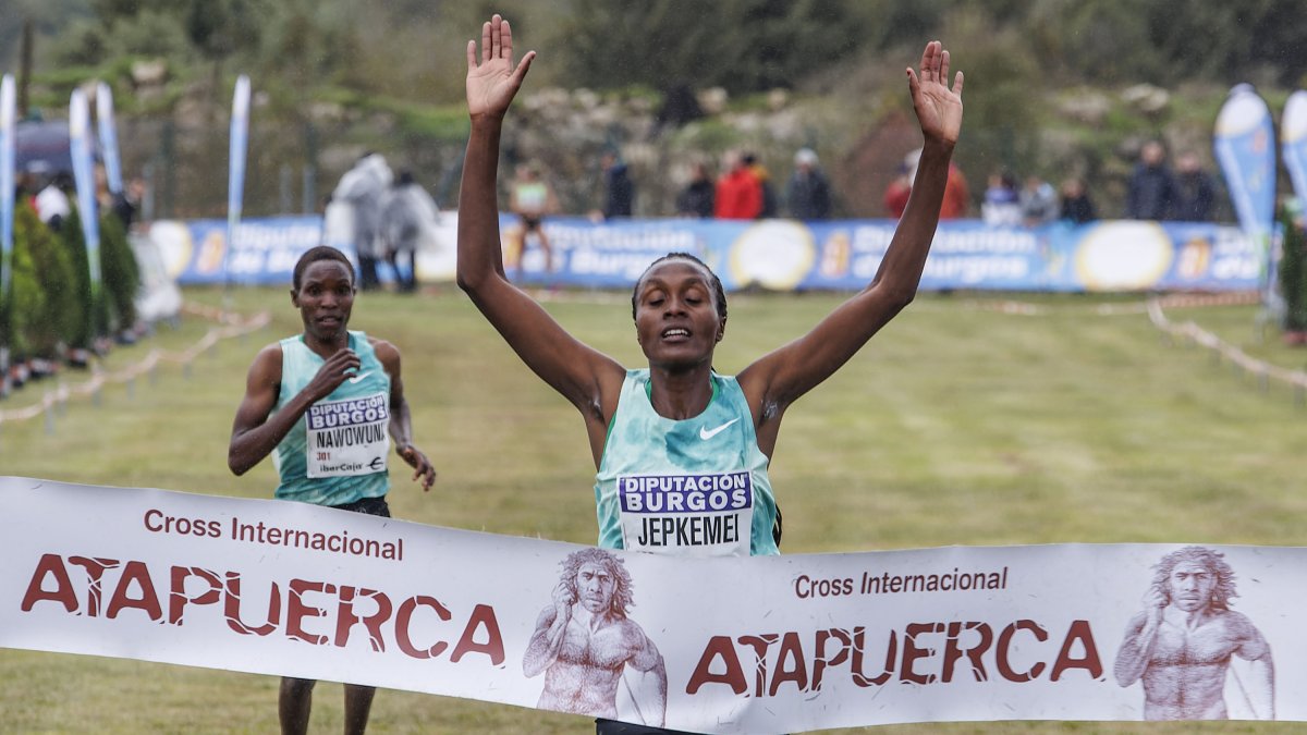 Jepkemei entra en meta por delante de Nawowuna.