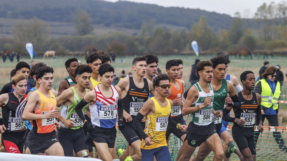 Participantes en una de las categorías de la edición del Cross Internacional de Atapuerca de 2024.