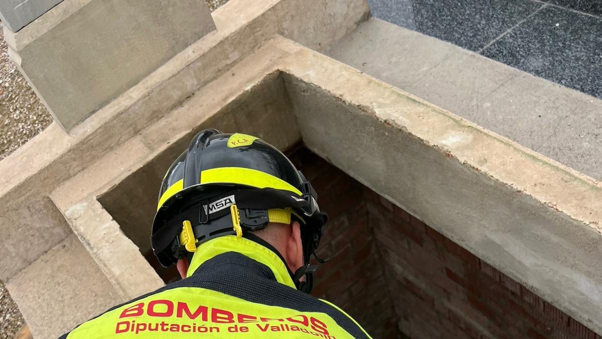 Bomberos de la Diputación de Valladolid rescatan a una mujer de 75 años tras caerse a una sepultura en Langayo (Valladolid).