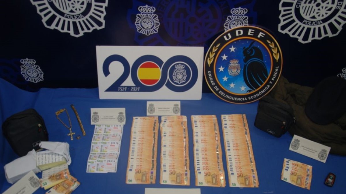 Dinero y efectos intervenidos a los detenidos.