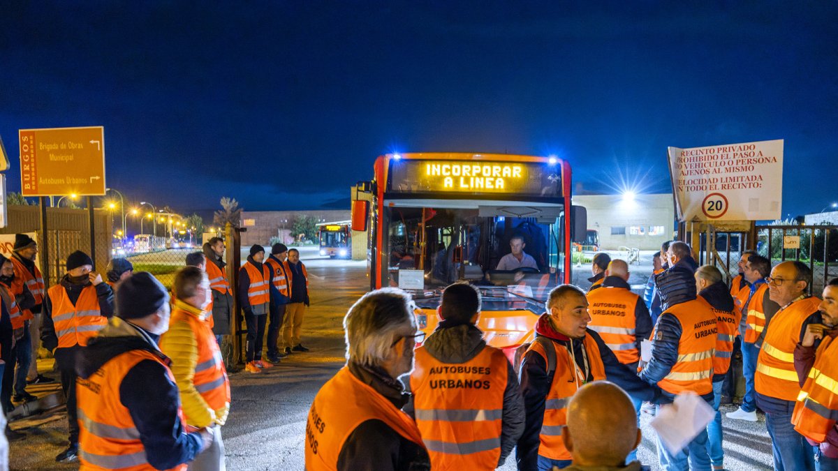 Un autobús a punto de salir para incorporarse a los servicios mínimos se topa con los piquetes a la puerta de las cocheras.