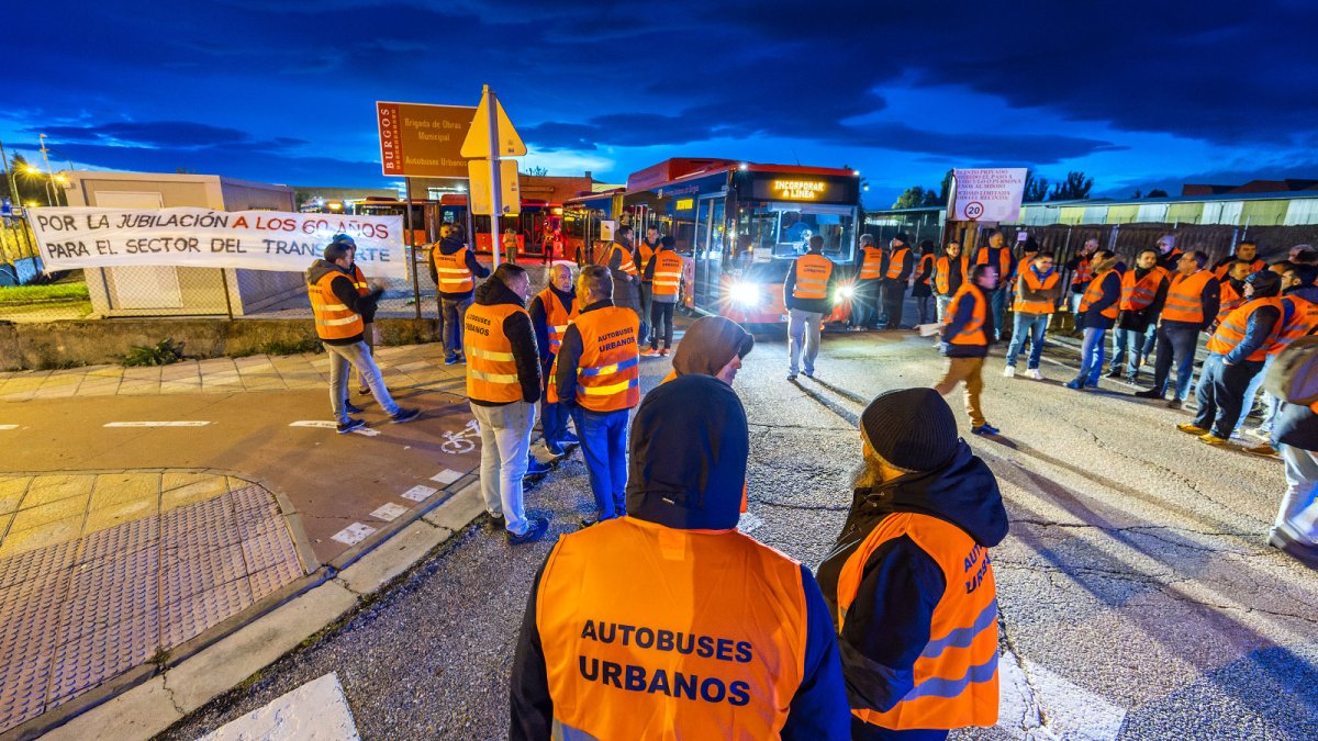 Piquetes a las puertas de las cocheras municipales.
