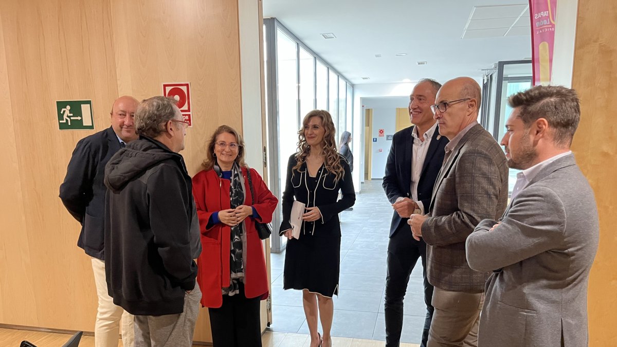 La viceconsejera de Acción Cultural, Mar Sancho (en el centro), conversa con los organizadores y patrocinadores del I Concurso de Pinchos y Tapas de Castilla y León.