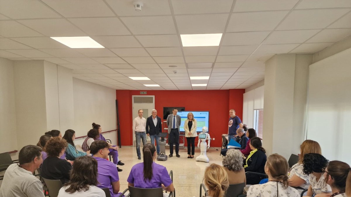 Junta y Cartif incorporan 'robots sociales' en residencias de CyL para estimulación física y cognitiva de los mayores .