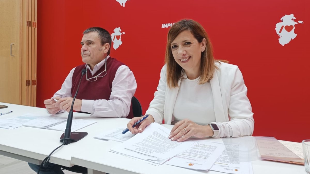 Jesús Puente y Nuria Barrio, en la sede del PSOE de Burgos.
