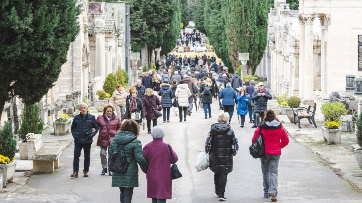 La festividad de Todos los Santos congrega a muchos burgaleses.