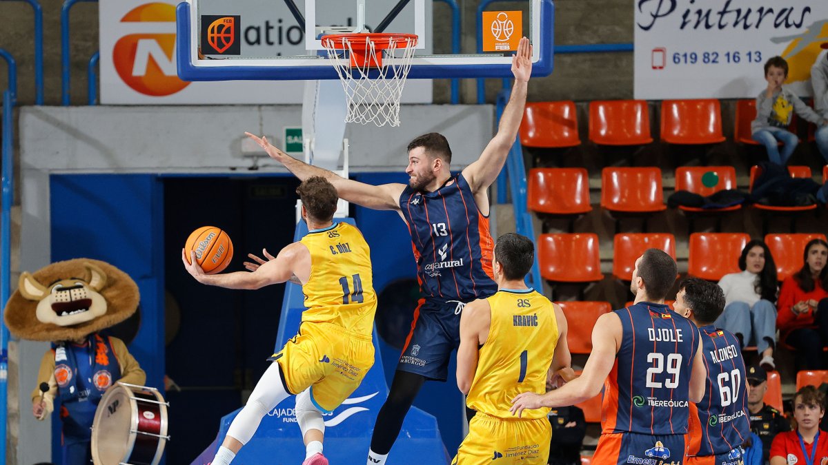 Ramón Vilà, durante el partido contra Estudiantes.