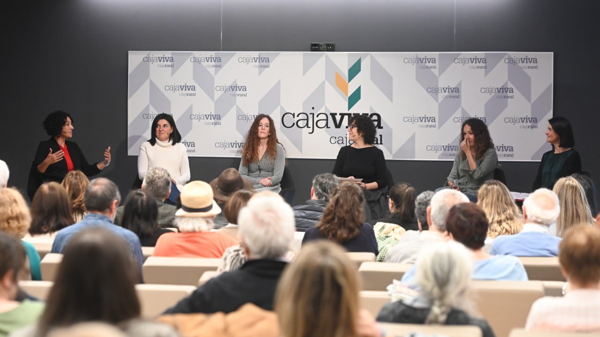 Mesa redonda de investigadoras de Atapuerca en el primer episodio del podcast 'En voz alta'.