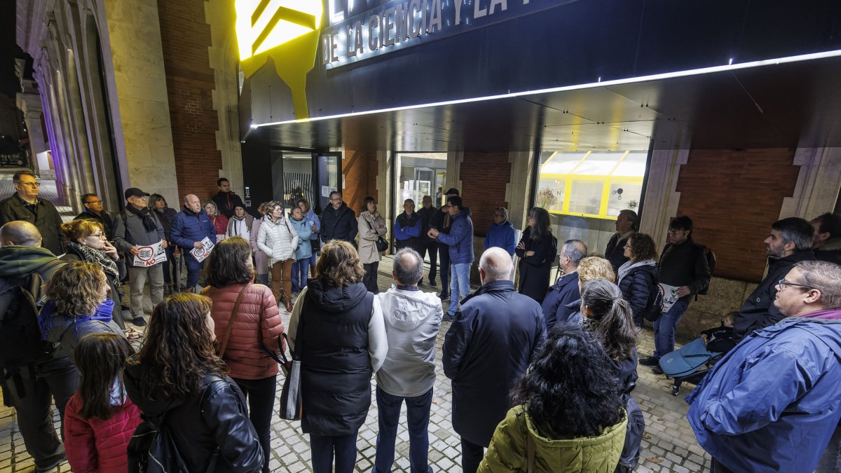 La asamblea de constitución de la plataforma se celebró en la calle tras la negativa del Ayuntamiento a ceder un espacio municipal.