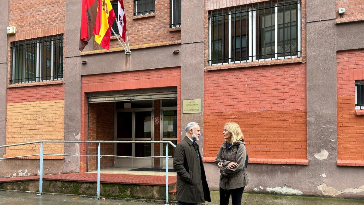 El concejal José Antonio López, con Cristina Fernández, técnico de Movilidad, frente a la entrada del edificio de Relaciones Laborales, en Barrio Gimeno.