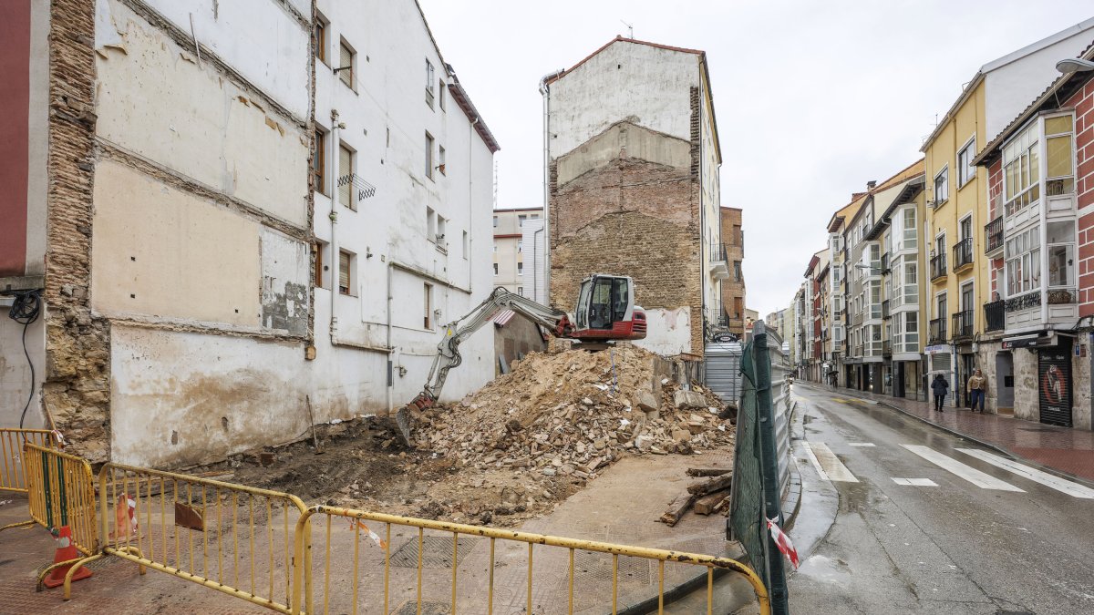 El inmueble de la calle Santa Clara ha quedado reducido a escombros y apenas quedan por recoger.