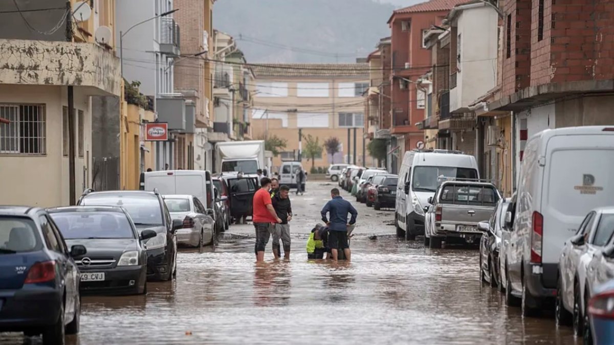 Afectados por las riadas en Llombai (Valencia).