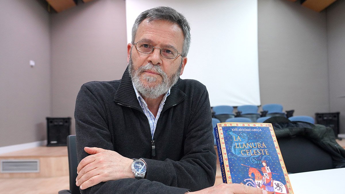 José Antonio Abella, en 2019, con la primera edición de ‘La llanura celeste’.