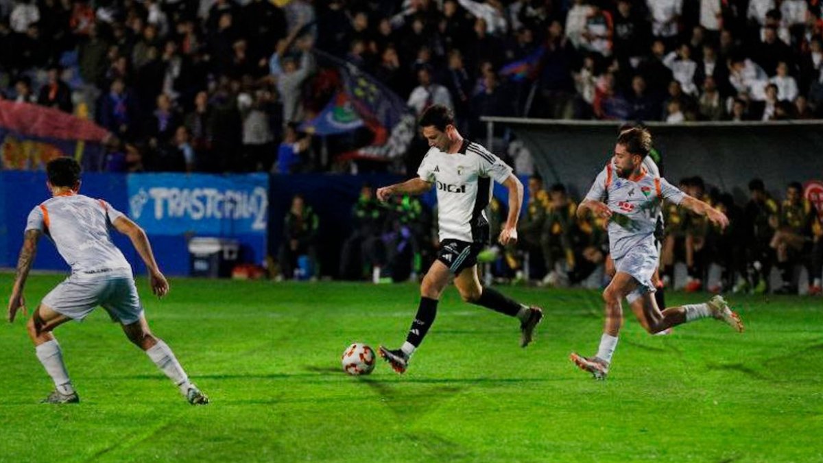 Imagen del partido entre el Móstoles y el Burgos CF.