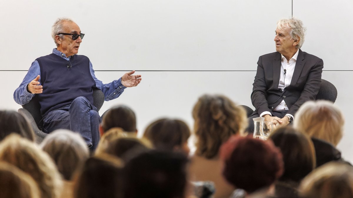 Juan José MIllás y Juan Luis Arsuaga durante la presentación de su tercer libro 'La conciencia contada por un sapiens a un neandertal'.