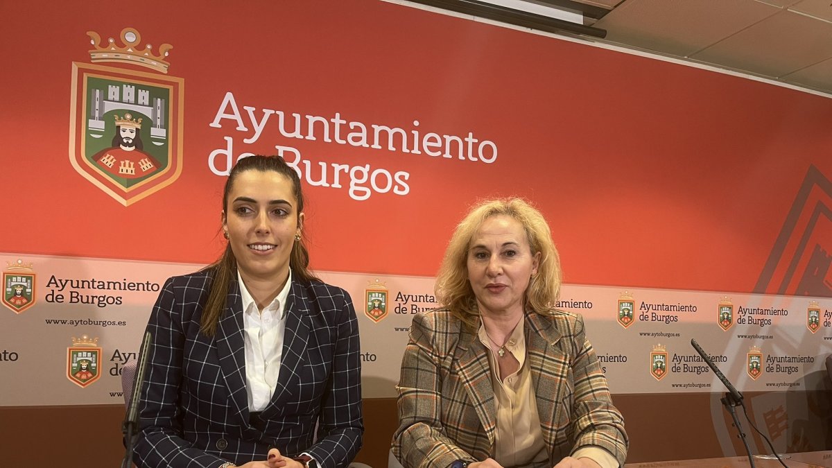 Andrea Ballesteros y Yolanda Barriuso, concejalas del PP, durante la rueda de prensa para dar cuenta de los asuntos de la Junta de Gobierno.