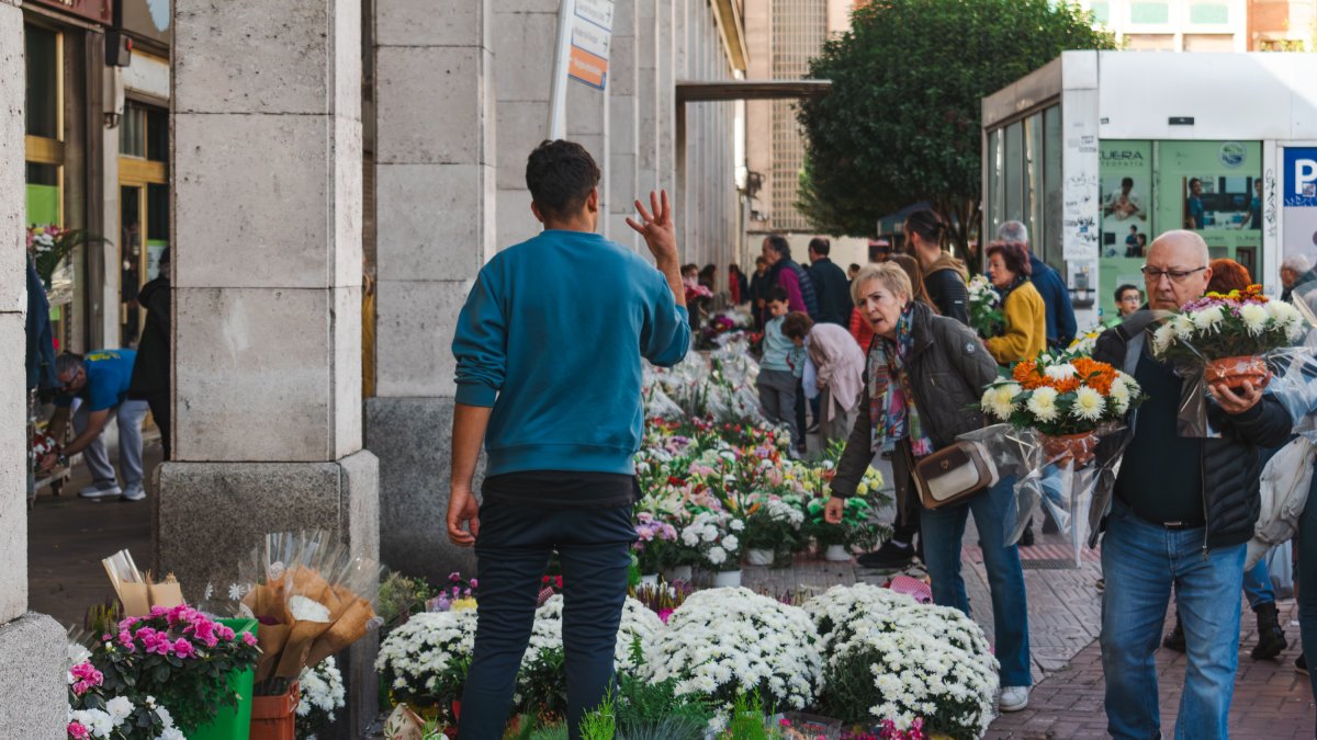 La jornada soleada ha propiciado la visita de clientela durante todo el día, aunque las ventas caen año a año. óscar corcuera