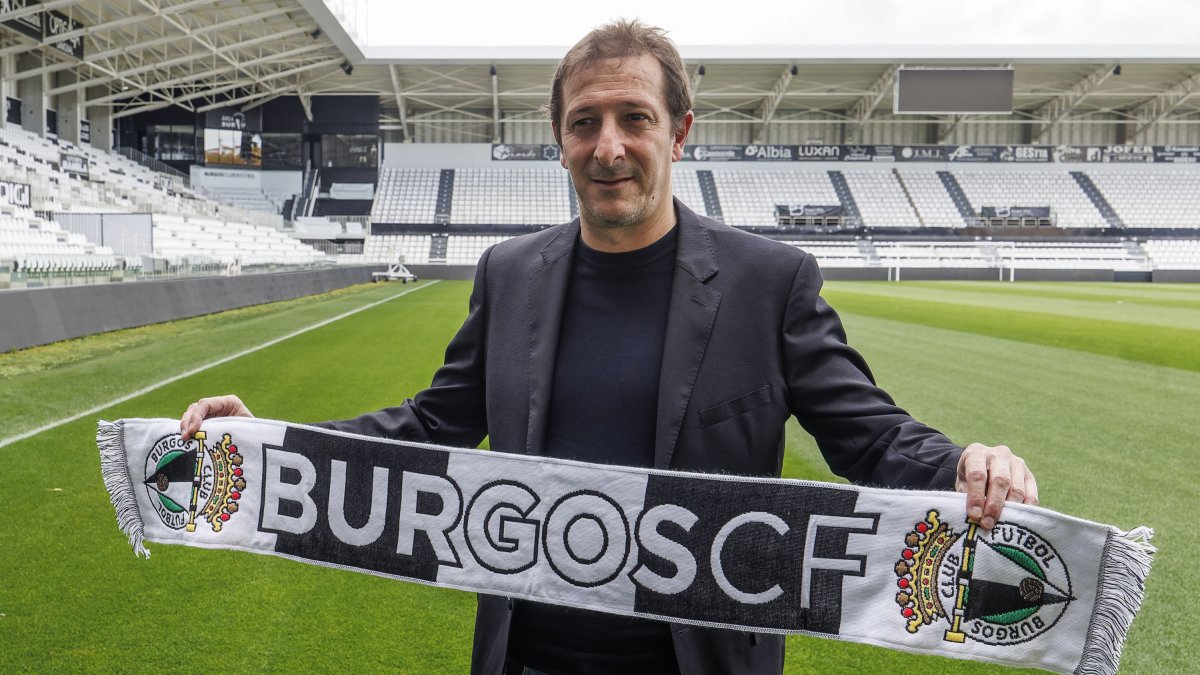 Luis Miguel Ramis posa con la bufanda del Burgos CF en El Plantío.