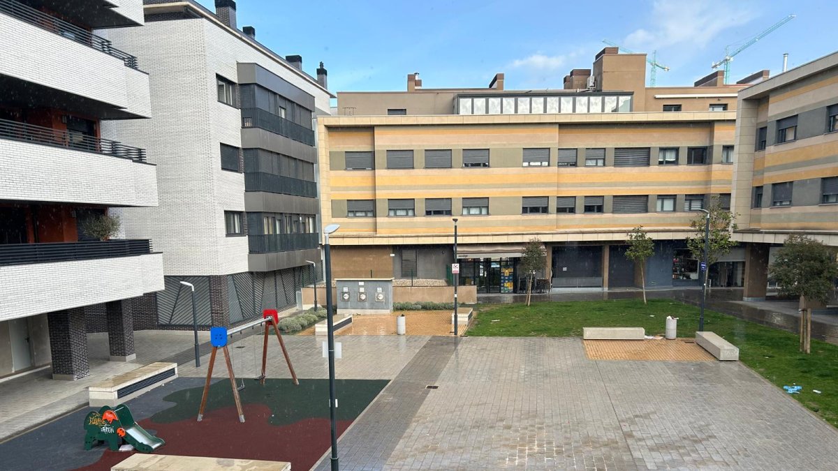 Plaza interior de las comunidades de Luis Rodríguez Arango y José Luis Santamaría, considerada privada de uso público.