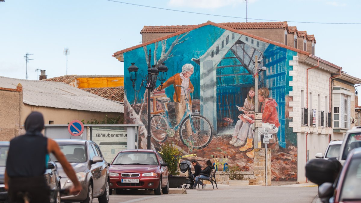 La intervención artística de Regue Mateos en Quintanadueñas hace un guiño al deporte físico y al mental