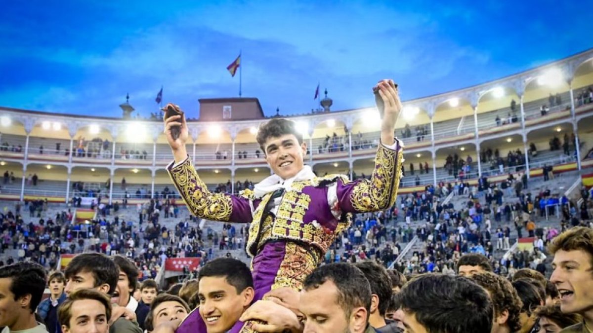 Imagen de Jarocho saliendo a hombros.