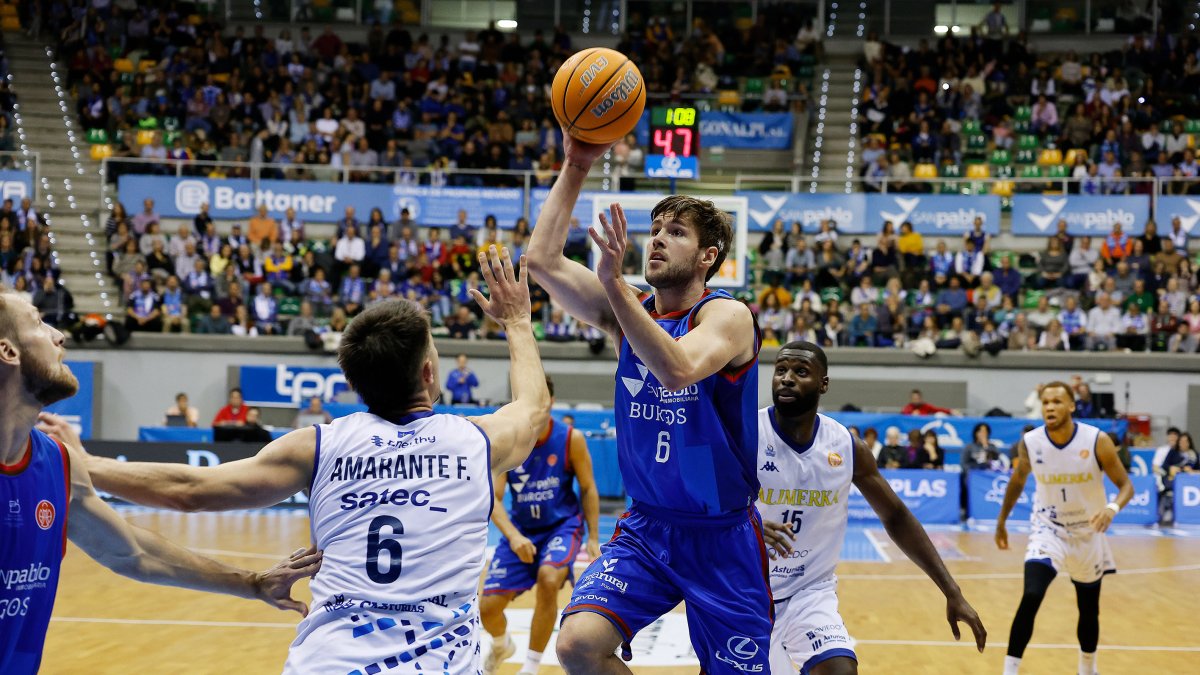GudMundsson encara el aro durante el partido contra Oviedo.