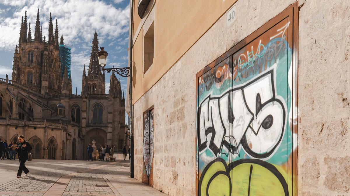 Pintada sobre una propiedad particular en la calle Fernán González, con vistas a la Catedral de Burgos.