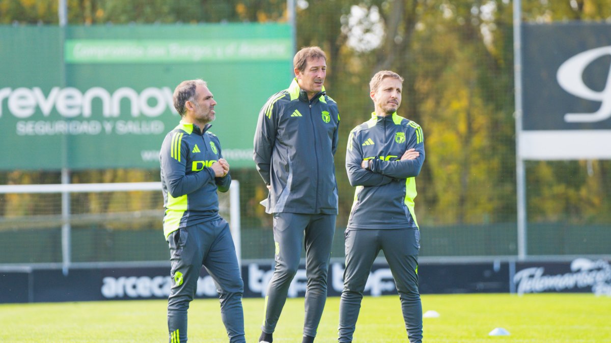 Ramis junto a su cuerpo técnico durante el entrenamiento.