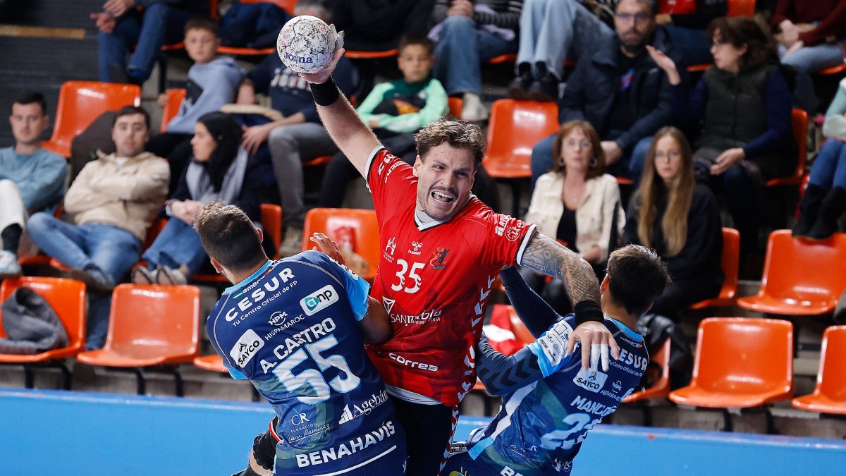 Pedro Martins lanza a portería en el partido contra Málaga.