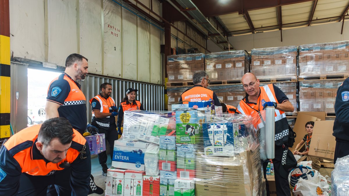 Voluntarios de Protección Civil preparan un pale con ayuda.