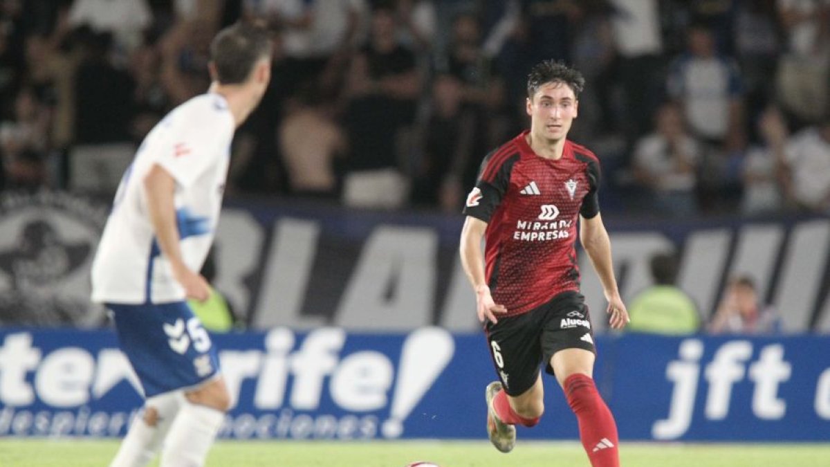 Imagen del partido entre el Tenerife y el CD Mirandés.